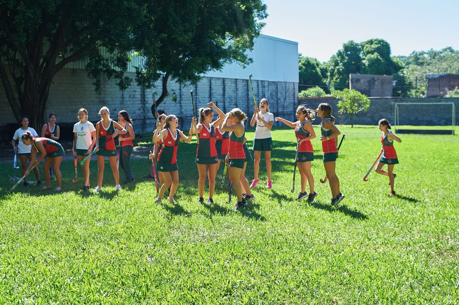 Alumnos practicando deportes